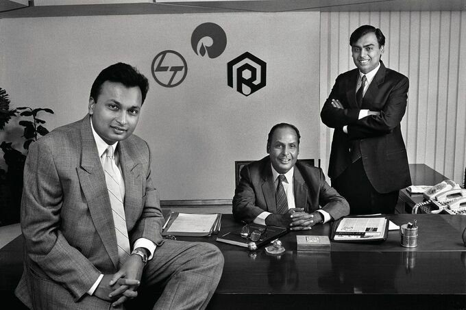 Anil (bên trái) and Mukesh (bên phải) cùng cha Dhirubhai Ambani vào năm1986. Ảnh: Trunk Archive