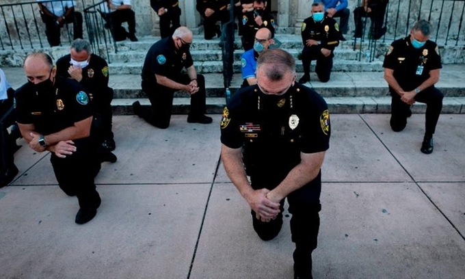 Cảnh sát quỳ gối ở Florida ngày 30/5. Ảnh: AFP.