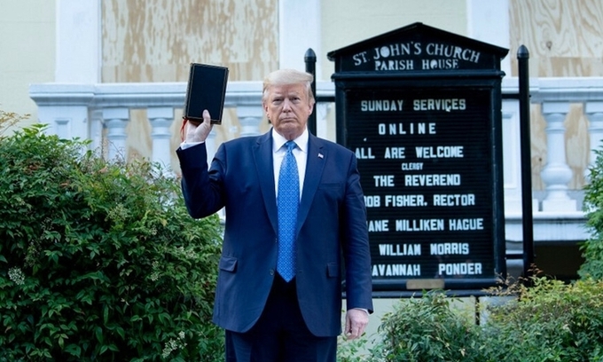 Tổng thống Mỹ Donald Trump giơ kinh thánh chụp ảnh trước nhà thờ St. John hôm 1/6. Ảnh: AFP.