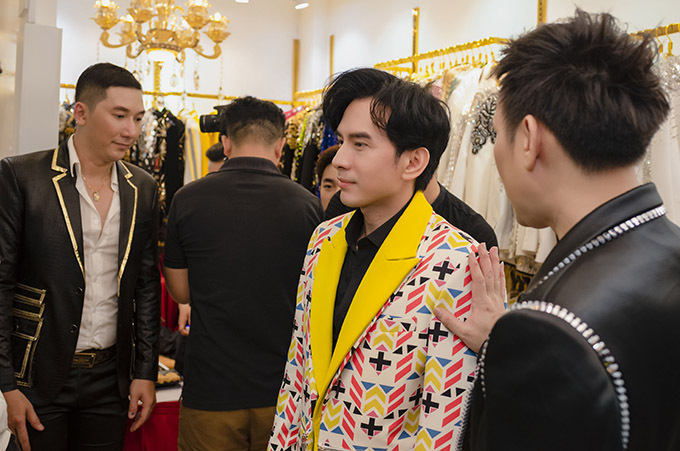 Nguyên Vũ và Nam Phong chọn vest cho Đan Trường. Bộ trang phục hoạ tiết độc đáo khiến anh Bo trông lịch lãm và nổi bật.