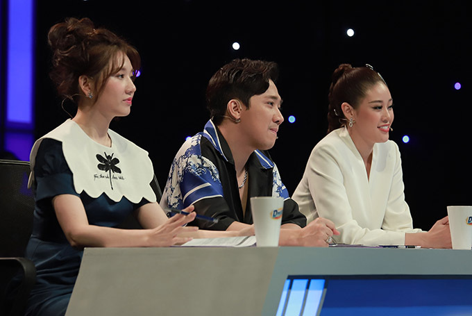 Hoa hậu Khánh Vân làm giám khảo khách mời ở tập đầu, bên cạnh hai giám khảo chính Trấn Thành - Hari Won.