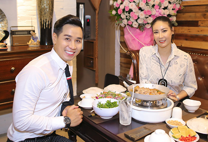 Hoa hậu Hà Kiều Anh cũng đến ủng hộ Nguyên Khang mở nhà hàng.