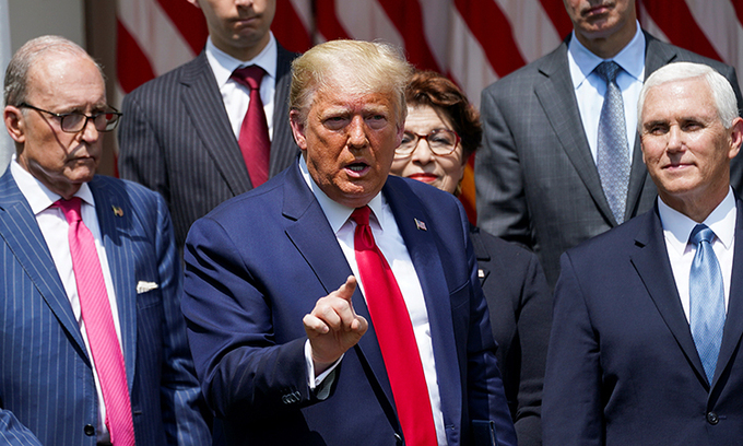 Tổng thống Mỹ Donald Trump (chính giữa) cùng các quan chức Nhà Trắng trong buổi họp báo ngày 5/6. Ảnh: Reuters.