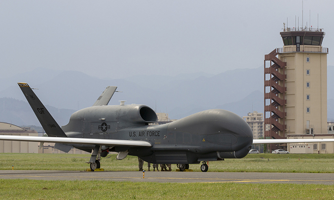 Trinh sát cơ không người lái RQ-4 Global Hawk hạ cánh xuống căn cứ Yokota, Nhật Bản, ngày 30/5. Ảnh: USAF.