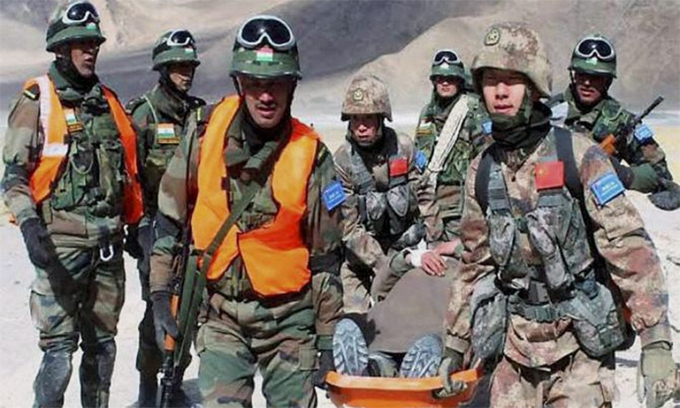Binh sĩ Ấn Độ (quân phục xanh đậm) và Trung Quốc (quân phục nâu vàng) diễn tập cứu hộ cứu nạn ở vùng Chushui-Moldo, khu vực Ládakh, tháng 2/2016. Ảnh: PTI.
