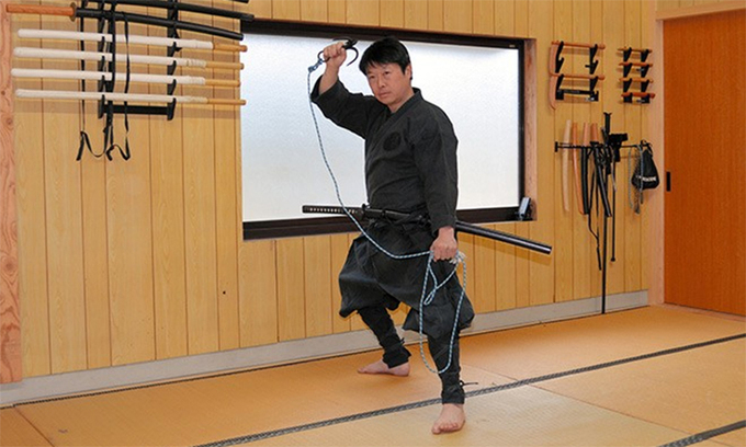 Genichi Mitsuhash chuẩn bị ném móc buộc dây trong võ đường tại thành phố Iga, tỉnh Mie, Nhật Bản hồi tháng 4. Ảnh: Asahi.