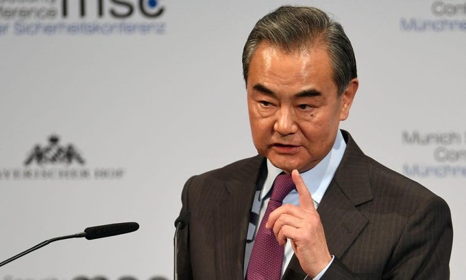 Ngoại trưởng Trung Quốc Vương Nghị phát biểu tại một hội nghị ở Munich, Đức, hôm 15/2. Ảnh: Reuters.