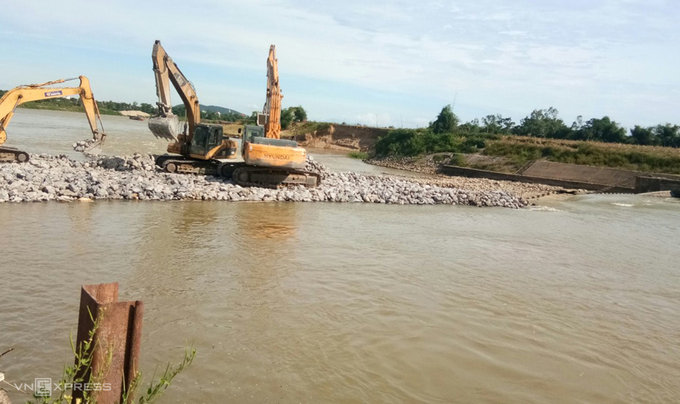 Chiều 8/6, hơn 10 m (ngoài cùng bên phải) nơi xảy ra sự cố chuẩn bị được ngăn. Ảnh: Nguyễn Hải.