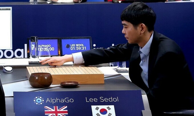 Kỳ thủ cờ vây Lee Sedol đối đầu với AlphaGo năm 2016. Ảnh: Reuters.