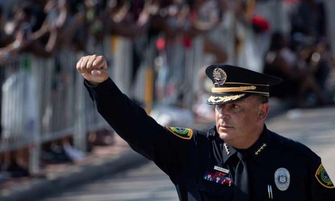 Cảnh sát trưởng thành phố Houston Art Acevedo giơ nắm tay trong lễ đưa tang George Floyd tại bang Texas hôm 9/6. Ảnh: Reuters.