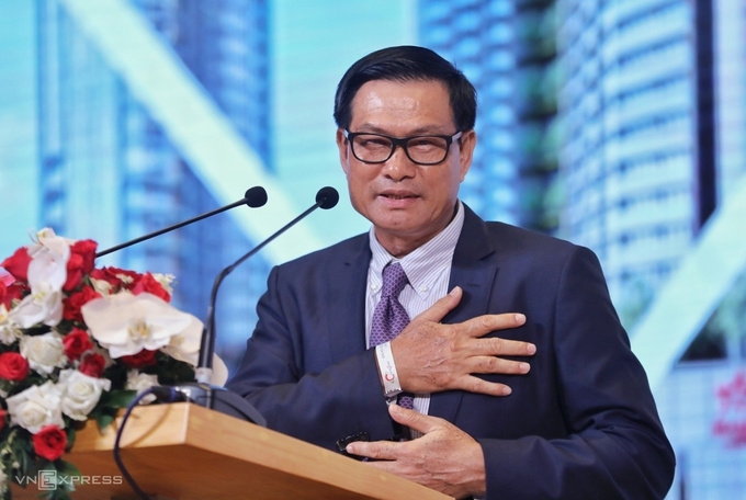 Ông Nguyễn Bá Dương hai lần xin lỗi cổ đông tại phiên họp thường niên chiều 30/6. Ảnh: Quỳnh Trần.