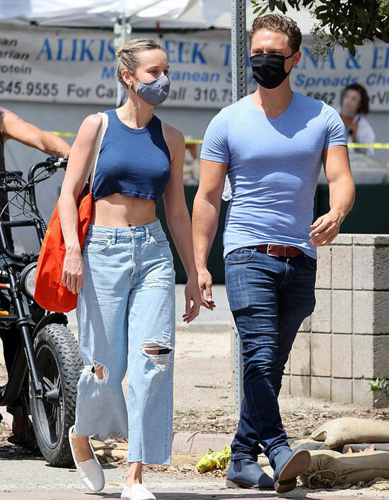 Brie Larson và nam diễn viên kiêm đạo diễn hình ảnh Elijah Allan-Blitz đeo khẩu trang đi chợ vào chiều chủ nhật.
