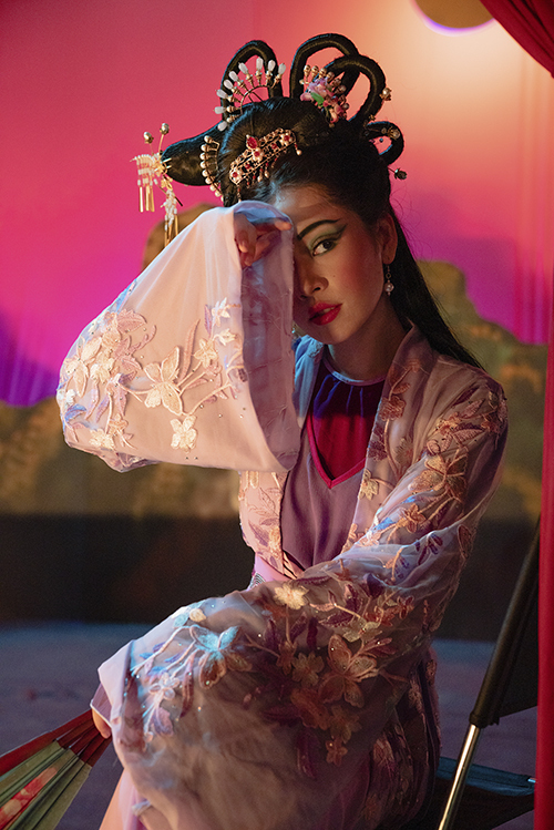 Bên cạnh việc quảng bá vẻ đẹp của miền Tây, Chi Pu còn mang nghệ thuật Cải Lương vào MV mới.