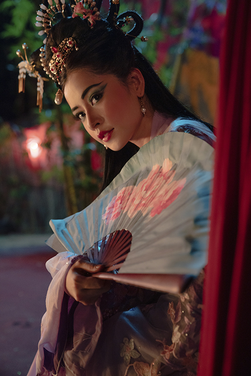 Phục trang cho các cảnh quay vào vai đào hát của Chi Pu được chăm chút tỉ mỉ từ váy áo cho đến các phụ kiện được làm thủ công, mô phỏng theo các tuồng cổ nổi tiếng.