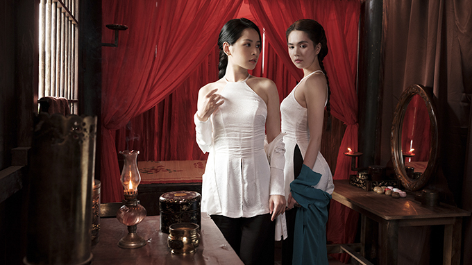 Trang phục gợi cảm duy nhất trong MV là mẫu áo yếm, vải trắng của Chi Pu (trái) và Ngọc Trinh (phải) trong phân đoạn đào hát Cải Lương đến cứu con gái nhà giàu bị nhốt vì lỡ đem lòng yêu kép hát.