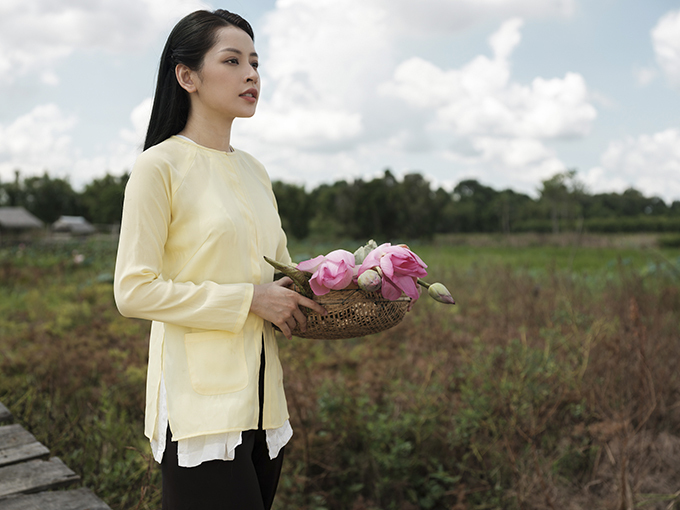 MV mới của Chi Pu nhận được nhiều lời khen ngợi về hình ảnh đẹp, dà dựng công phu. Tạo hình cô gái miền Tây theo gánh hát Cải Lương được Chi Pu thể hiện đầy thuyết phục trong từng cảnh quay.