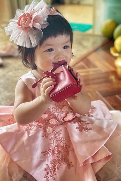 Con gái gần 2 tuổi của bà trùm hoa hậu Kim Dung - 2