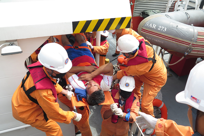 Chủ tàu Phạm Thế Đệ được tàu SAR 272 của Trung tâm phối hợp tìm kiếm cứu nạn hàng hải khu vực 1 đưa vào bờ, điều trị. Ảnh: Giang Chinh