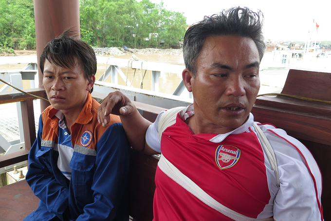 Anh Phạm Thế Đệ (45 tuổi), chủ tàu, kiêm thuyền trưởng tàu cá TH.90282 và anh Vũ Văn Dương (35 tuổi), thuyền viên trên tàu đã may mắn sống sót sau vụ tai nạn trên biển. Ảnh: Giang Chinh