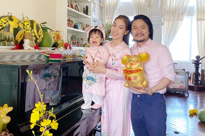 Gia đình đạo diễn Hoàng Nhật Nam và bà trùm hoa hậu Kim Dung diện trang phục tươi sáng, chụp ảnh dịp Tết Canh Tý 2020.