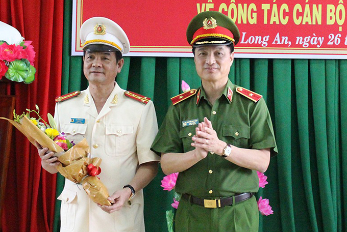 Thứ trưởng Bộ Công an Nguyễn Duy Ngọc (phải) chúc mừng đại tá Lê Hồng Nam. Ảnh: Thúy Phượng.