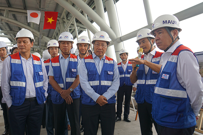 Phó thủ tướng Phạm Bình Minh (giữa) nghe báo cáo về tiến độ thực hiện dự án Metro Số 1 tại ga Công nghệ cao. Ảnh: Hữu Nguyên