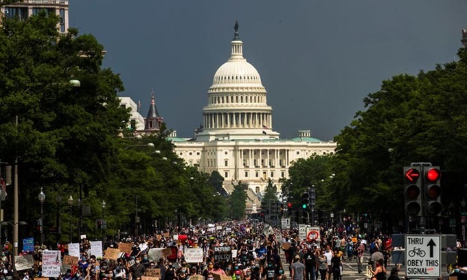 Người biểu tình tuần hành về phía Nhà Trắng hôm 6/6. Ảnh: Reuters.