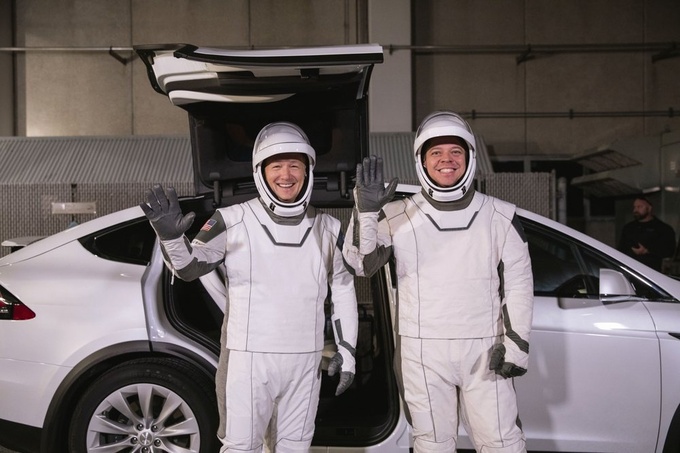Doug Hurley và Bob Behnken trong bộ trang phục phi hành gia hoàn toàn mới do công ty của Musk thiết kế. Họ đến Trung tâm Vũ trụ Kennedy bằng chiếc Tesla Model X để chuẩn bị cho nhiệm vụ đưa SpaceX thành công ty tư nhân đầu tiên đưa người vào không gian. Ảnh: AP.