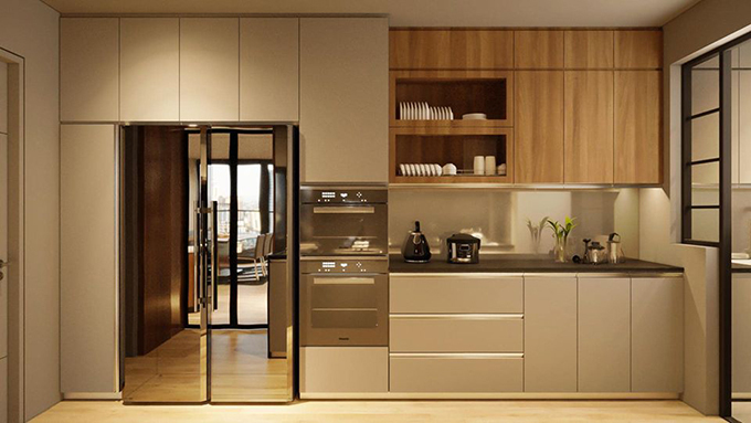 Hệ tủ bếp được đóng đồng bộ, hòa hợp với tông màu chủ đạo của ngôi nhà. Thành Trung sắm hàng loạt thiết bị cao cấp để hỗ trợ cho công việc nấu nướng. 
