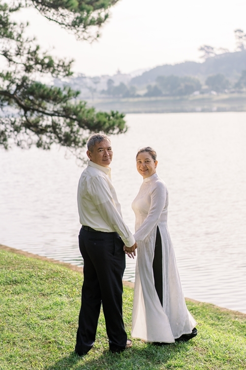 Á hậu Thùy Dung giúp bố mẹ chụp ảnh cưới - 12