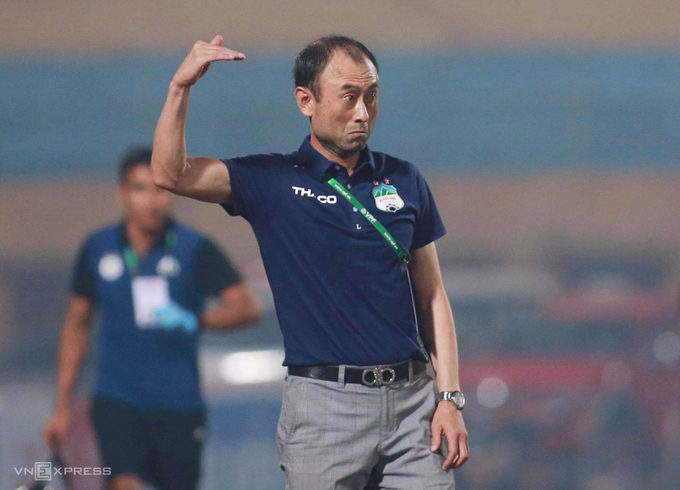 HLV Lee Tae-hoon chỉ đạo tkhi HAGL thua Hà Nội 0-3 trên sân Hàng Đẫy ngày 6/6. Ảnh: Lâm Thoả