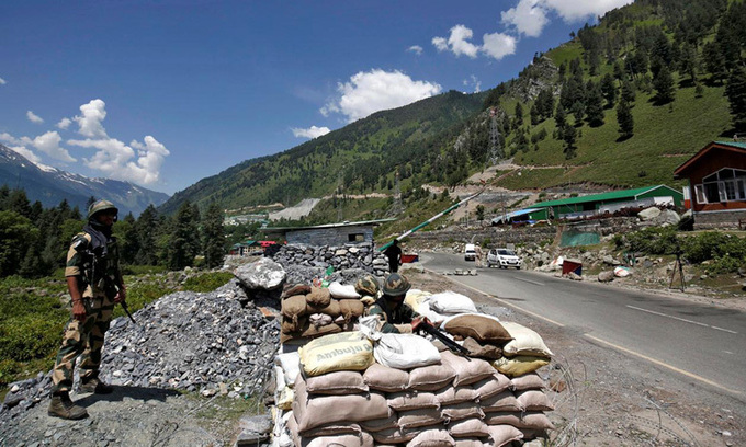 Lực lượng biên phòng Ấn Độ canh gác tại trạm kiểm soát dọc đường cao tốc tại Gagangir dẫn tới biên giới với Trung Quốc hôm 17/6. Ảnh: Reuters.