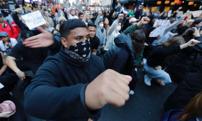 Người biểu tình tại thành phố Auckland, New Zealand, hôm 1/6. Ảnh: AP.