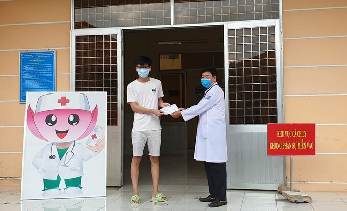 Bệnh nhân tại Bệnh viện Đa khoa Sa Đéc, tỉnh Đồng Tháp, được trao giấy chứng nhận khỏi Covid-19. Ảnh do bệnh viện cung cấp.
