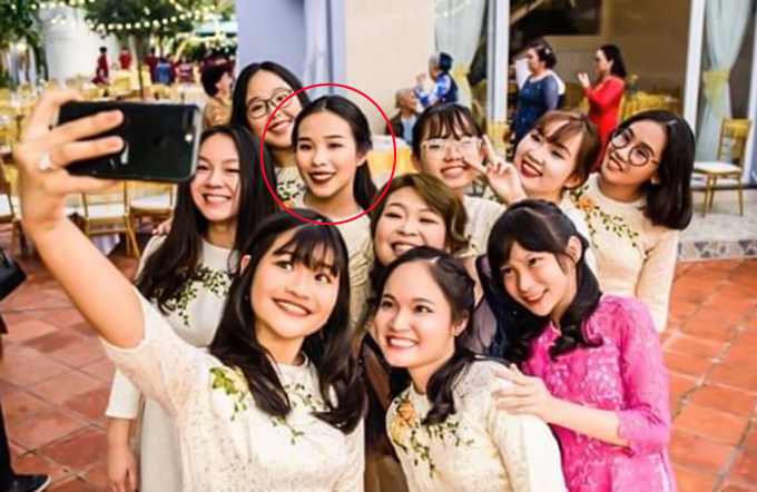 Cô dâu Viên Minh chụp ảnh cùng dàn nữ đỡ tráp. Vợ sắp cưới của Công Phượng từng tốt nghiệp thạc sĩ ngành Quản trị kinh doanh của Đại học RMIT vào tháng 8/2019. Cô hiện điều hành công ty riêng về lĩnh vực tiếp thị thể thao do Công Phượng lập ra từ tháng 7/2019.