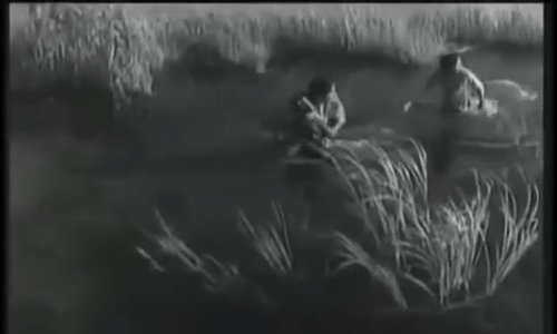 Cảnh cho con vào túi nilon để tránh bom trong Cánh đồng hoang