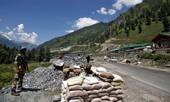 Lính Ấn Độ tại một điểm kiểm soát trên đường cao tốc tới Ladakh ngày 17/6. Ảnh: Reuters.