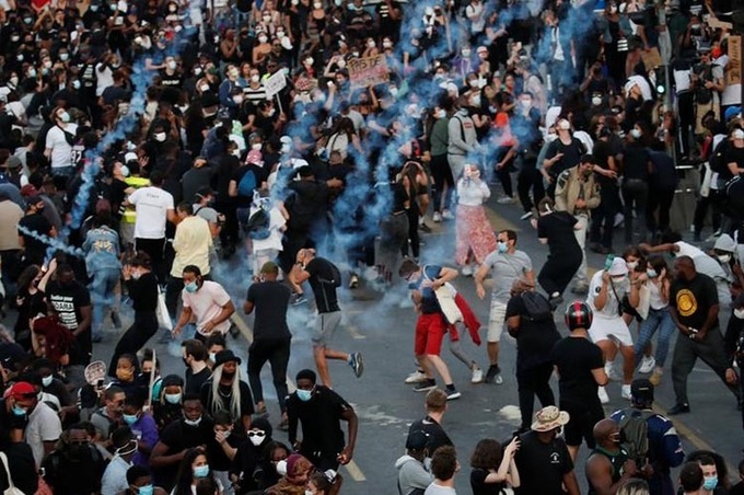 Cảnh sát bắn hơi cay vào một cuộc biểu tình trái phép trước tòa án ở Paris, Pháp, hôm 2/6. Ảnh: Reuters.