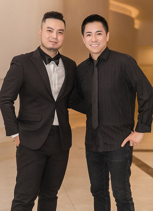 Trưởng đoàn tiếp viên - anh Lê Khoa (phải) vui vẻ chụp ảnh cùng nhà thiết kế Đức Vincie.