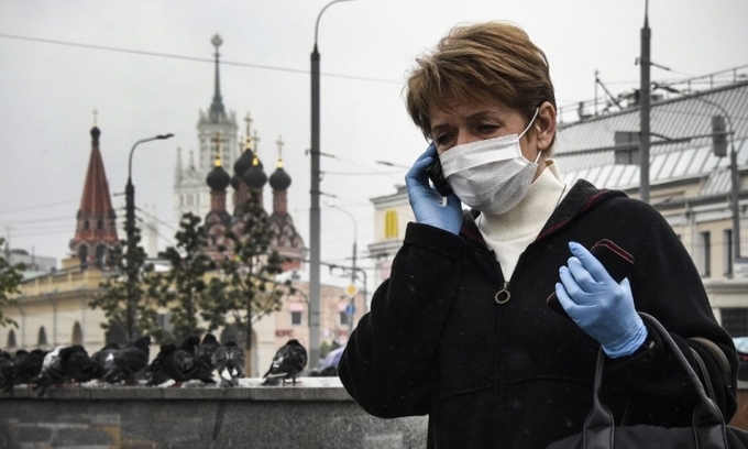 Người dân Nga đeo khẩu trang khi đi trên đường phố hôm 2/7. Ảnh: AFP.