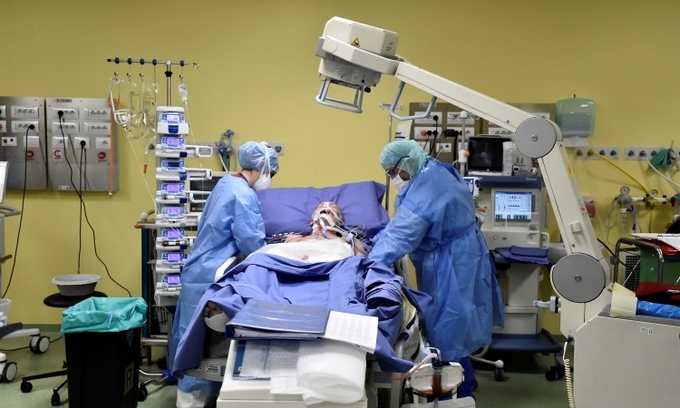 Nhân viên y tế điều trị cho một bệnh nhân Covid-19 trong phòng chăm sóc tích cực tại một bệnh viện ở Milan hôm 27/3. Ảnh: Reuters.