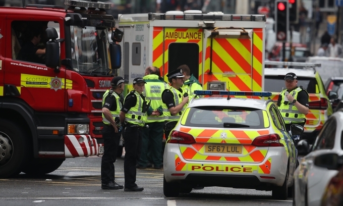 Cánh sát phong tỏa hiện trường tại phố West George, thành phố Glasgow, vùng Scotland, Anh, hôm 26/6. Reuters. 