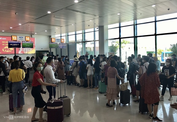 Dịp cuối tuần vừa qua, lượng khách tới Quy Nhơn cũng khá đông. Chỉ tính lưu trú tại khu nghỉ dưỡng của FLC, cao điểm đã lên tới 1.300 lượt khách. Trong ảnh: Khách xếp hàng làm thủ tục tại sân bay Phù Cát hôm 30/5. Ảnh: Phạm Huyền.