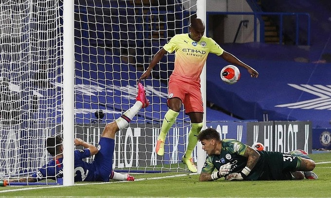 Fernandinho dùng tay cản bóng trái luật. Ảnh: Reuters.