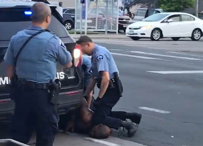 George Floyd bị cảnh sát khống chế trên đường phố Minneapolis hôm 25/5. Ảnh: CBS.