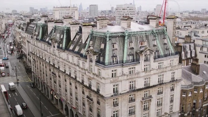 Khách sạn Ritz tại London từng thuộc sở hữu của nhà Barclay. Ảnh: FT