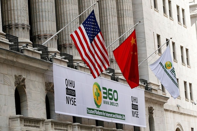 Cờ Mỹ và Trung Quốc bên ngoài Sở giao dịch chứng khoán New York khi công ty QIHU niêm yết vào tháng 3/2011. Ảnh: Reuters