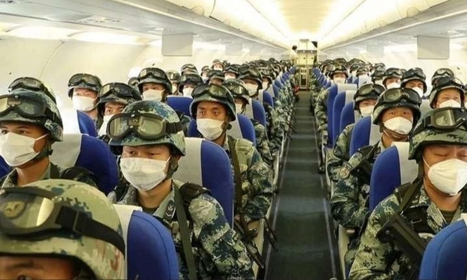 Binh sĩ Trung Quốc lên máy bay đến cao nguyên tây bắc hôm 6/6. Ảnh: CCTV.