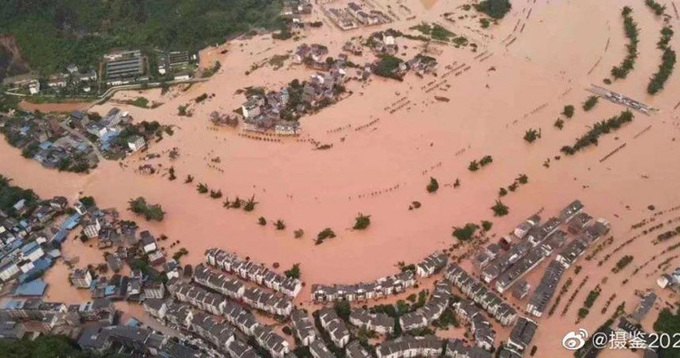 Cảnh ngập lụt ở thành phố Nghi Xương hôm 27/6 nhìn từ trên cao. Ảnh: Taiwan News.
