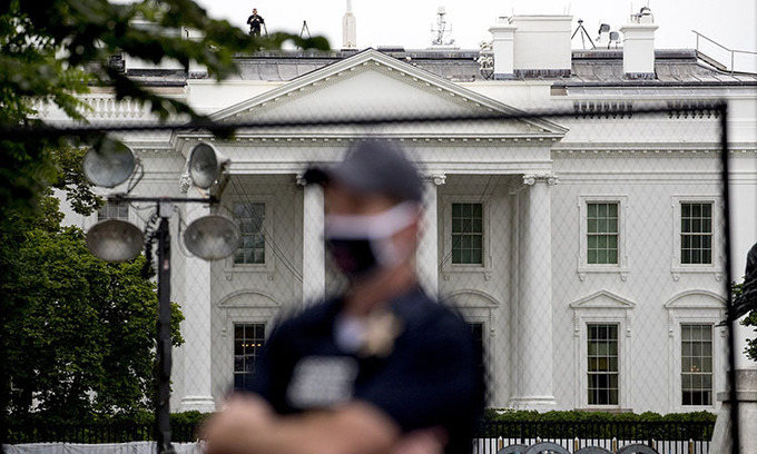 Nhà Trắng được bảo vệ sau hàng rào an ninh của Sở Mật vụ Mỹ, hôm 2/6. Ảnh: AP.
